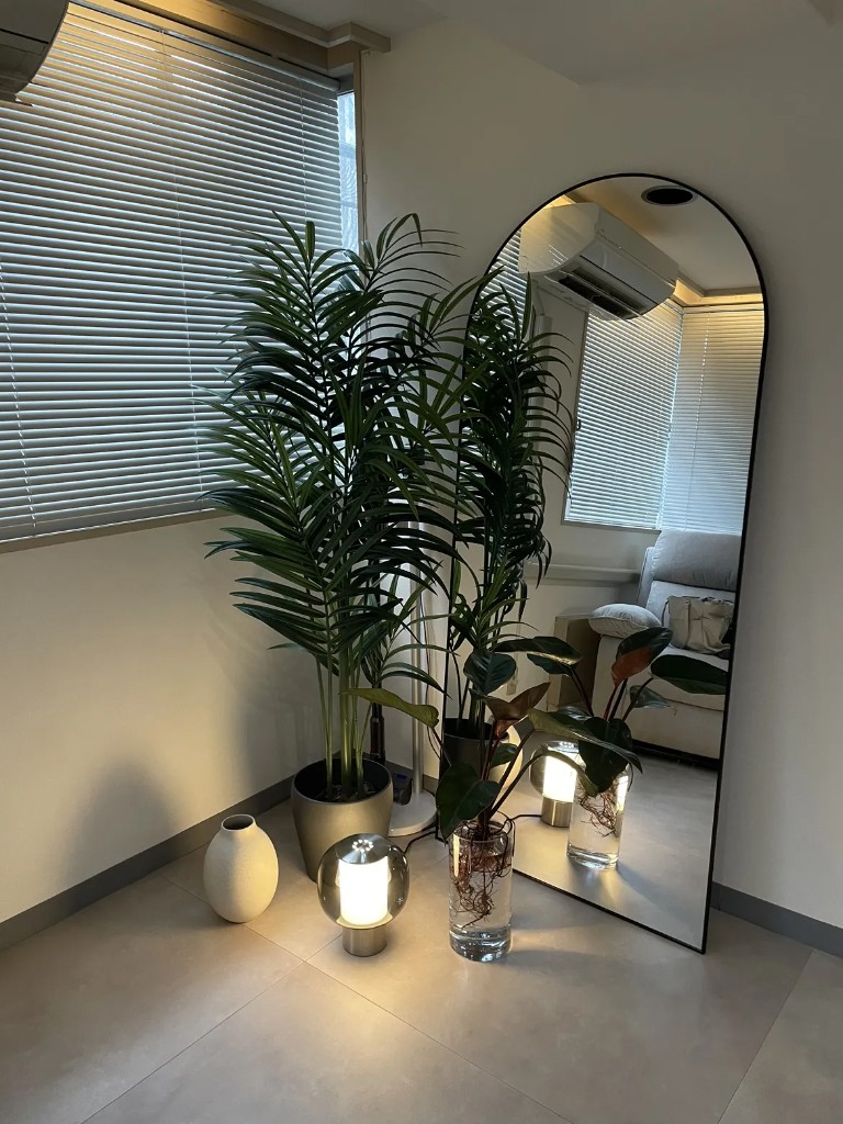 MIMOA nail salon 店内（ミラー・観葉植物・待合スペース）